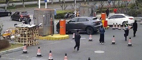 “开门！”小伙在医院门口声嘶力竭，咋回事？