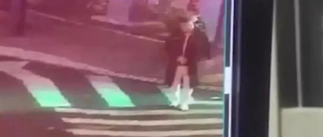 男子街头撒上万元，“钱就想送给当地人”