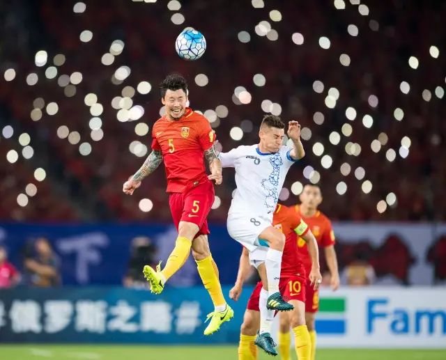 中国福利彩票足球怎么买_中国足球怎么买_买足球一个男孩酷爱足球