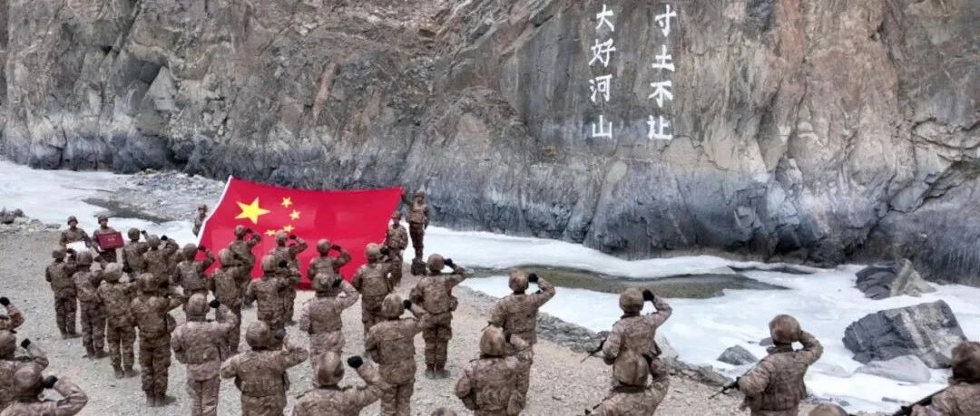 喀喇昆仑山谷里，他们对着这面特殊的国旗宣誓！