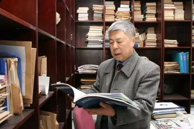 除夕夜万家灯火，这对老夫妻为什么还在办公室?