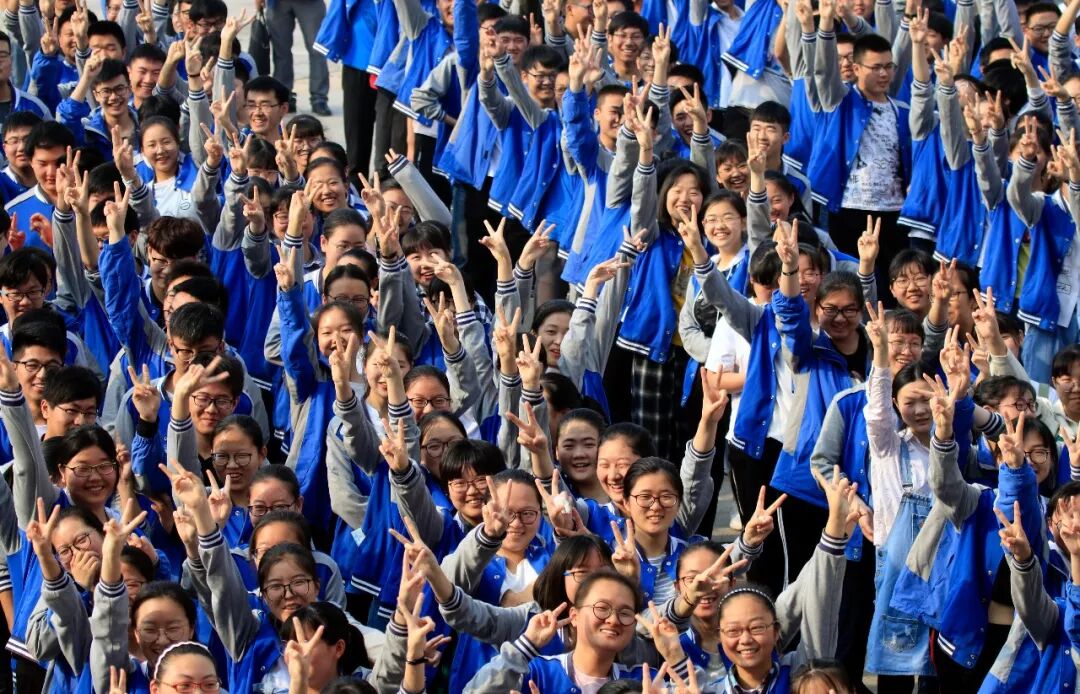 6月6日,在江苏省大丰高级中学,考生们打出胜利的手势.