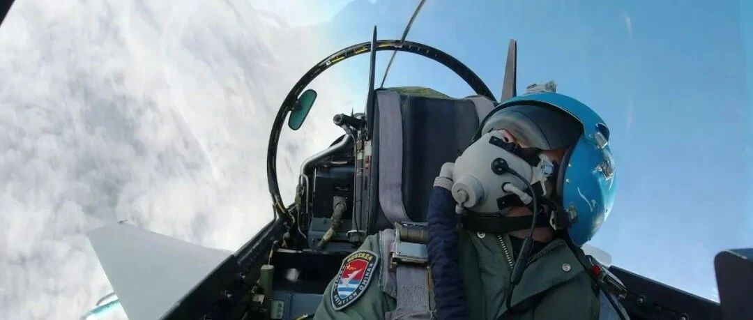 外机逼近，我战机油量不足，飞行员果断选择……