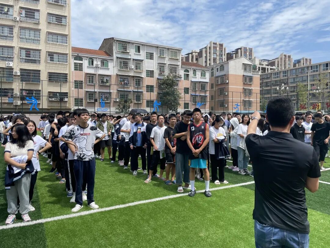 这不是演练绵阳润禾实验高中全体学生在地震中有序疏散