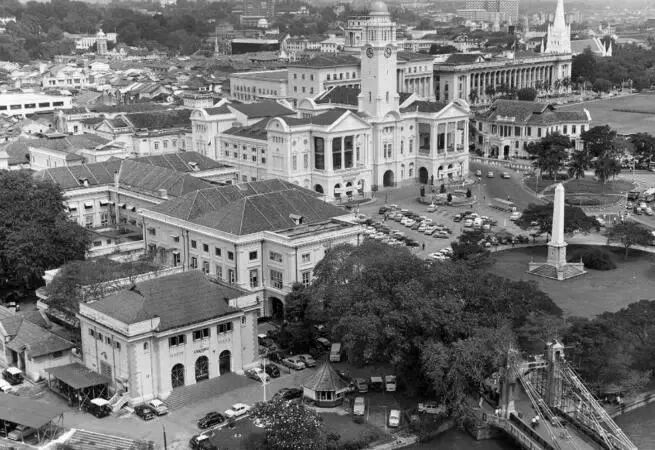 人们靠着勤奋的打拼 学会了在逆境中求生存 新加坡在建国后积极寻求