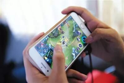 暗区突围辅助器免费版：诱人外挂背后的账号封禁与信息泄露风险【王者荣耀辅助英雄排行】