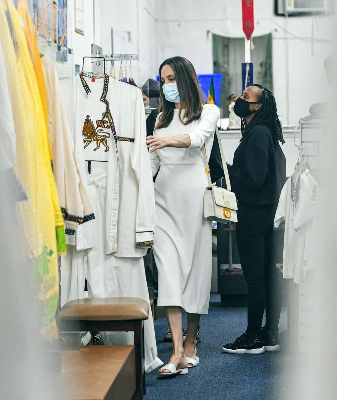 【时尚】简简单单9个单品穿了十几年，依然是公认的穿衣高手，46岁的她是怎么做到的？（组图） - 3