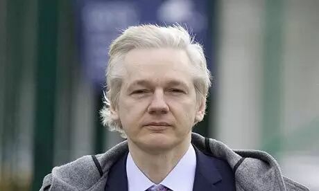 同居并生下了一个孩子,名叫丹尼尔·阿桑奇,两人还举办了非正式的婚礼