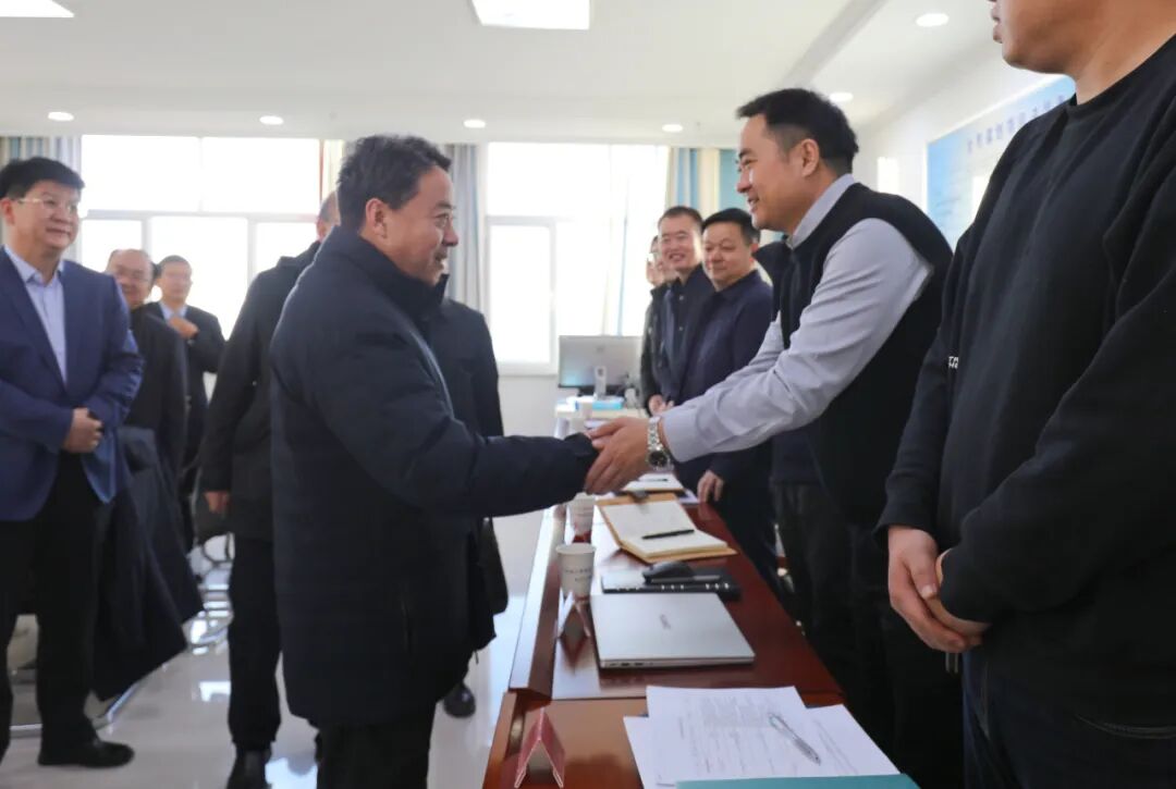 甘肃省张掖市委书记卢小亨在甘肃省张掖市级层面项目谋划工作专班和市工信局调研
