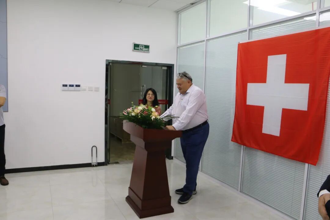 瑞士參贊蒞臨德瑞華總公司-瑞士丹青進(jìn)行指導(dǎo)