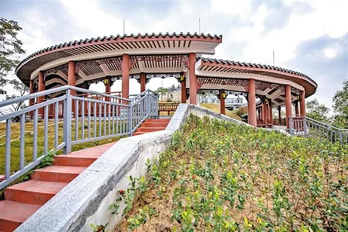 其中,筑巢引凤主入口广场区是尖岗山公园(一期)的主入口区域,包括主