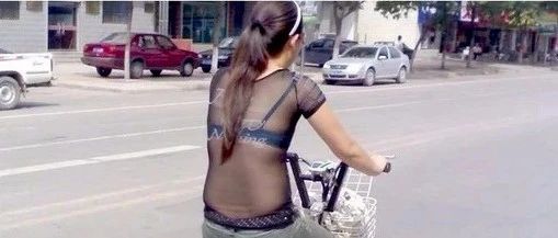 谁认识这个骑电动车的女人？裙子都撞飞了！