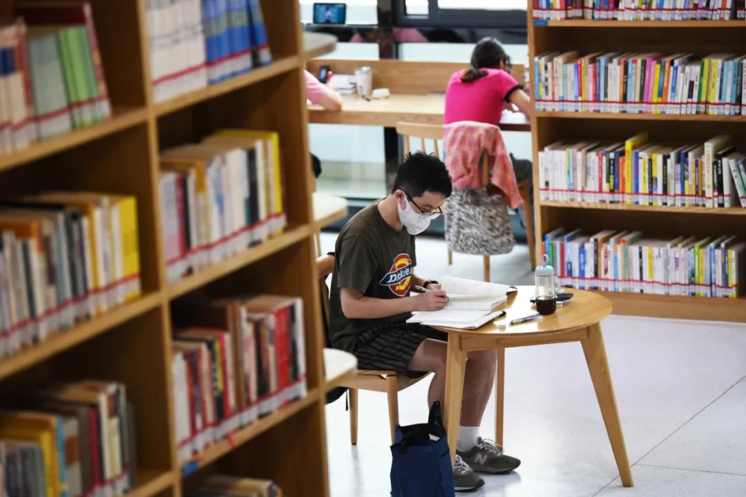 一名學生正在貴陽市南明區圖書館看書學習.