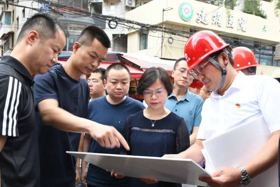 南明区委书记黄成虹调研督导部分老旧小区改造工作