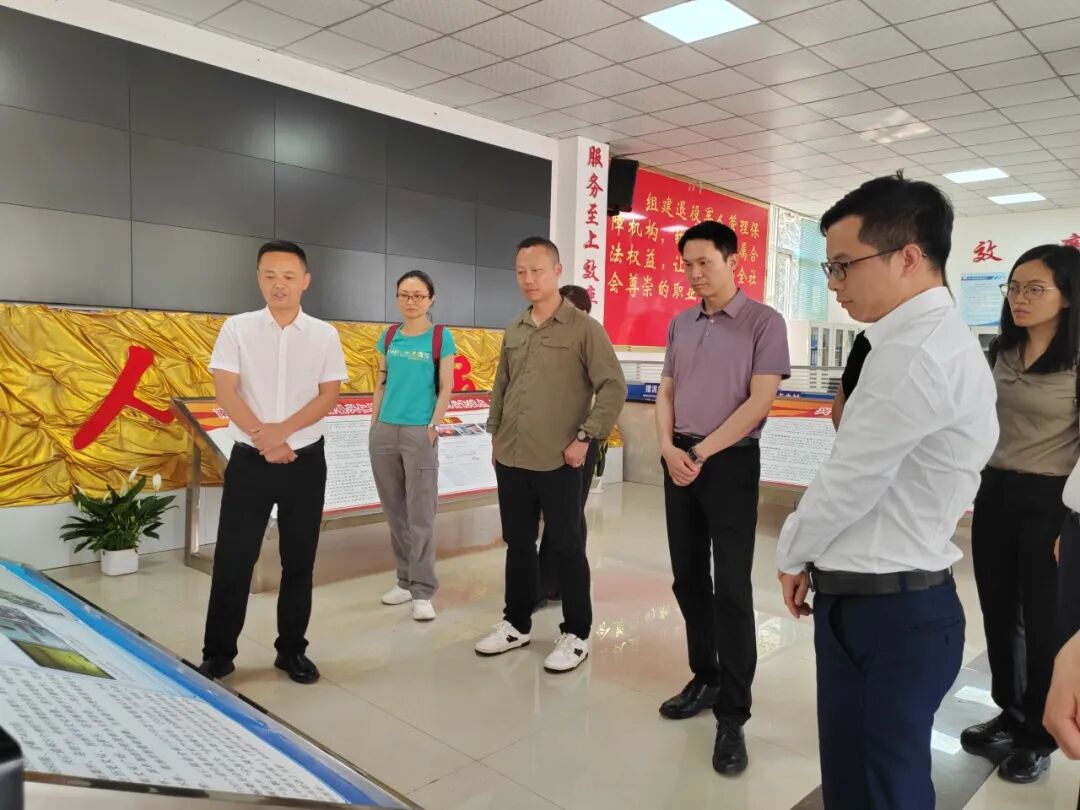 服务管理局南海区行政服务中心党组书记李恂瑜一行到丹寨县调研并座谈