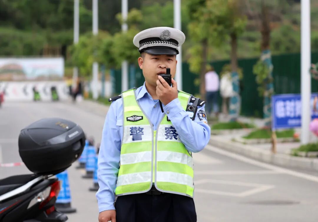 丹寨:公安交警坚守岗位 护航假期交通安全