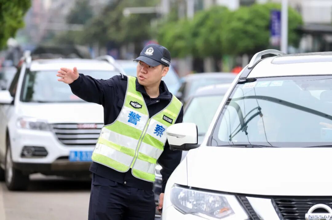 丹寨:公安交警坚守岗位 护航假期交通安全