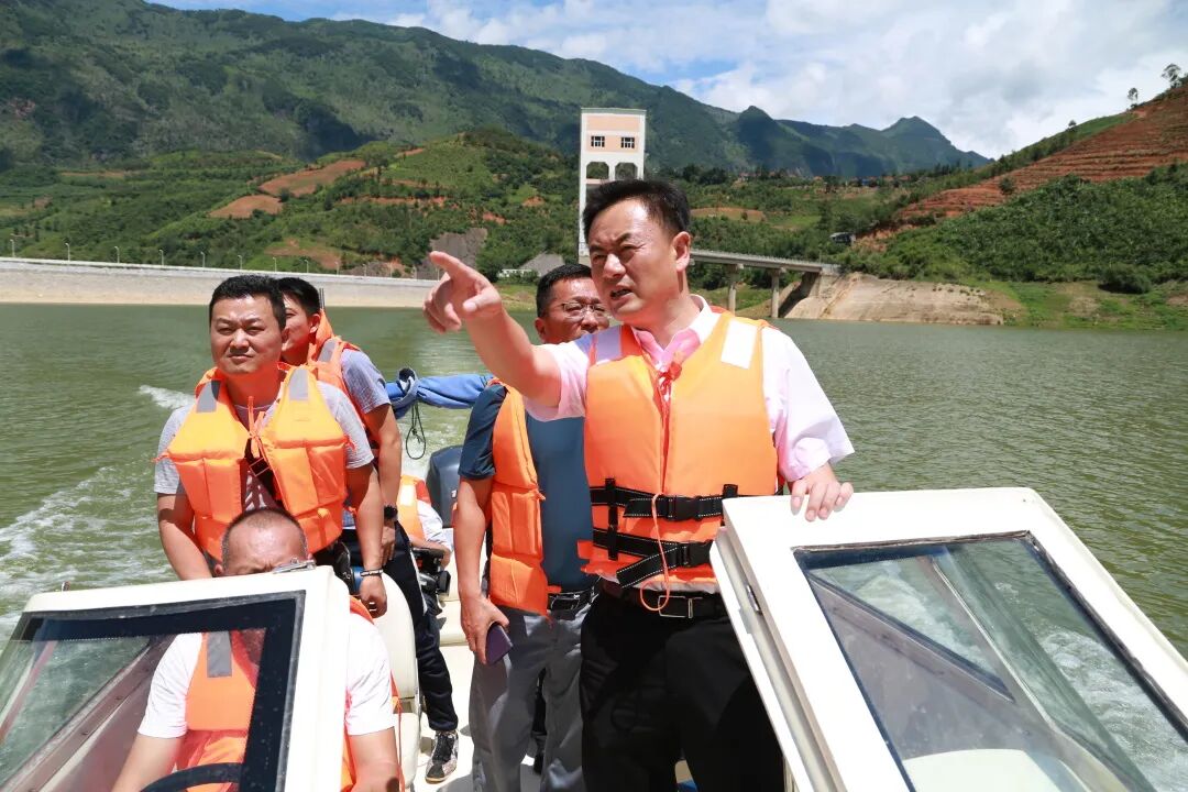 在南盘江泸西段,夏明打开红河州河长管理信息系统app,随后乘船沿着江