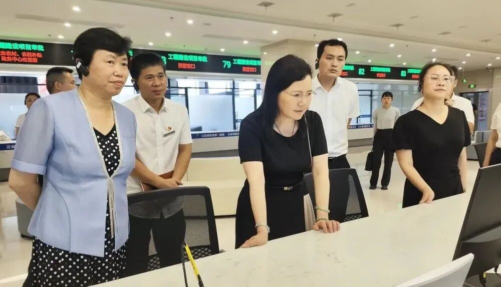 局长进大厅罗彩燕深入永丰县政务服务中心体验办事流程