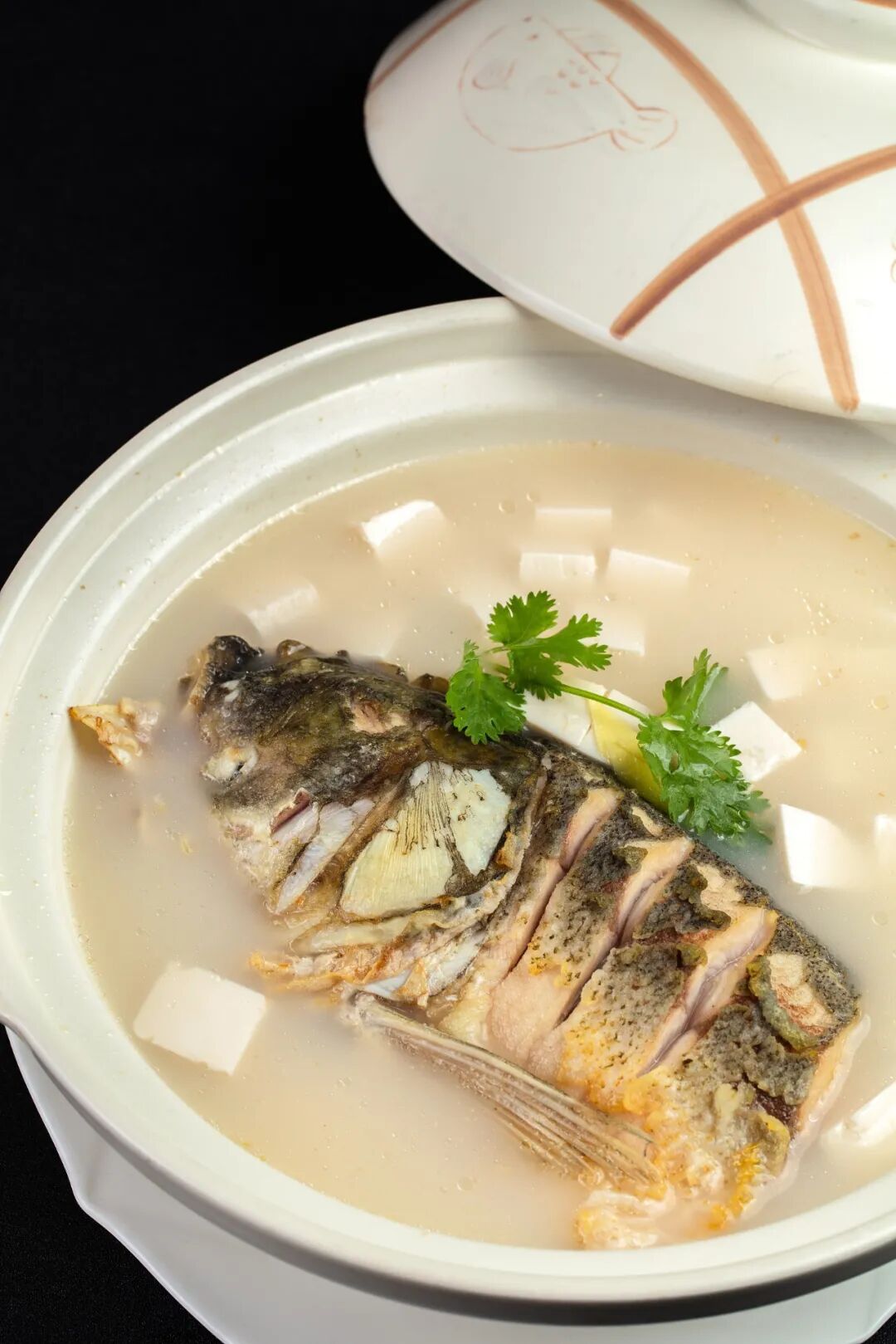 清炖南湾鱼,是信阳菜中的招牌.在南湾湖中,70%以上的鱼,都是花鲢.