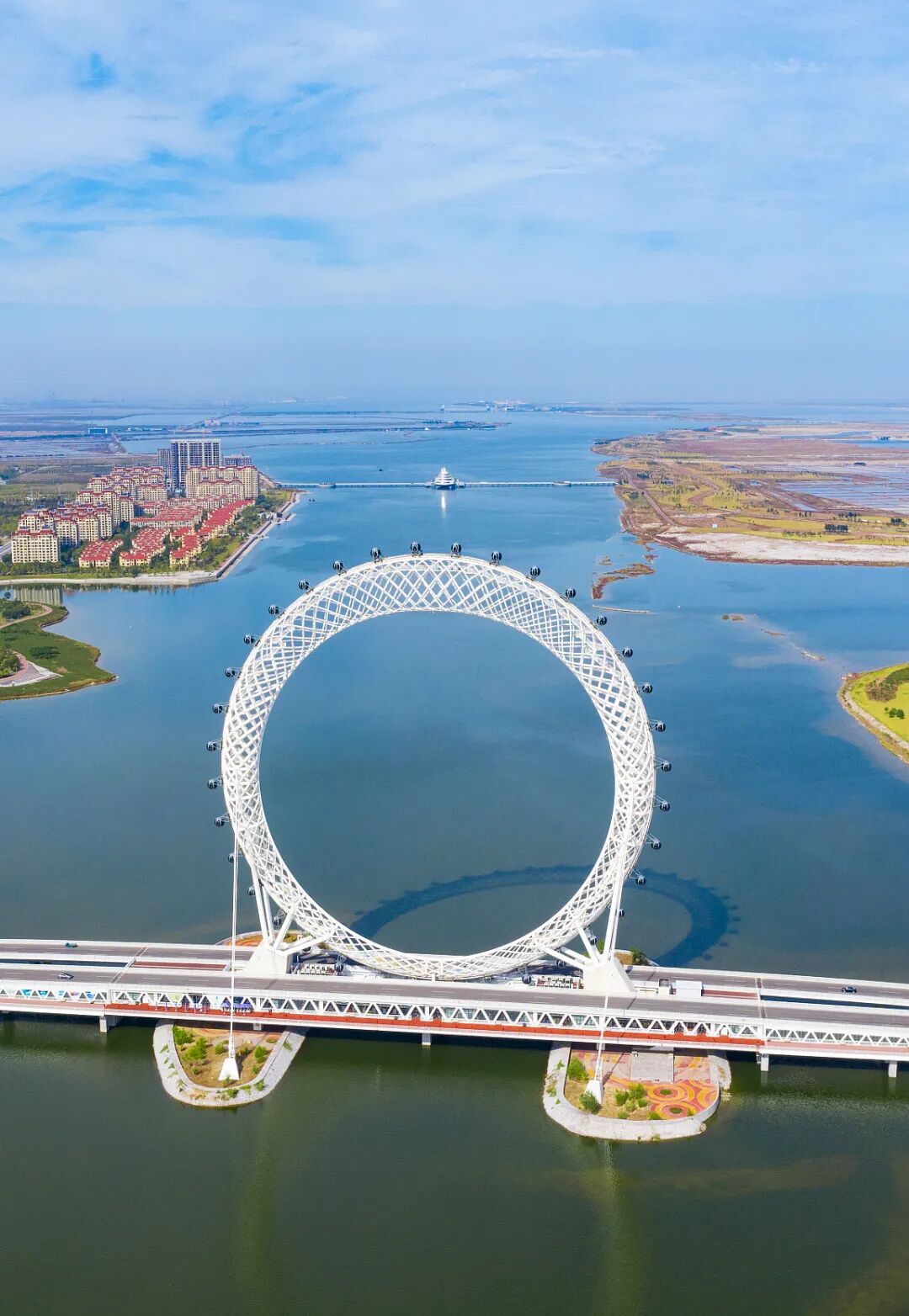 从济南大明湖畔出发的小清河,最终在潍坊市境内汇入渤海.