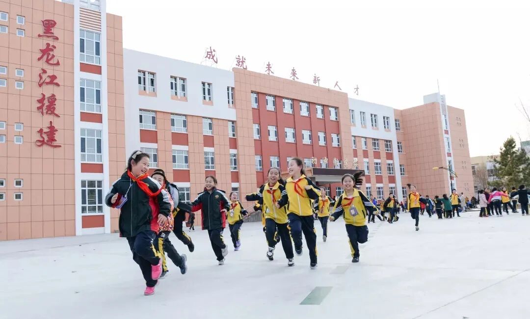 "走在十师北屯市的学校校园里,和11年前相比,感受最深的就是这里的