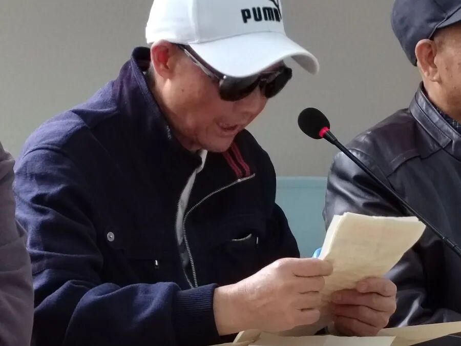 率先发言。退休校长周世明、梁莉也先后发言。大家其乐融融，好不惬意。