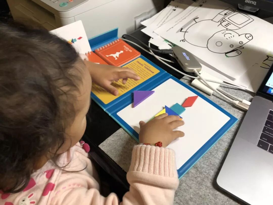 8年前一个不经意的训练 竟让孩子的几何思维更给力 19 05 10 08 25 30 理工男憨爸憨爸在美国 Tips 点击上方 憨爸在美国 查看往期内容 昨晚在教2岁的憨妹用七巧板认识几何形状 对称等基本的概念 拼着拼着 我突然眼睛一亮 这不是跟我现在