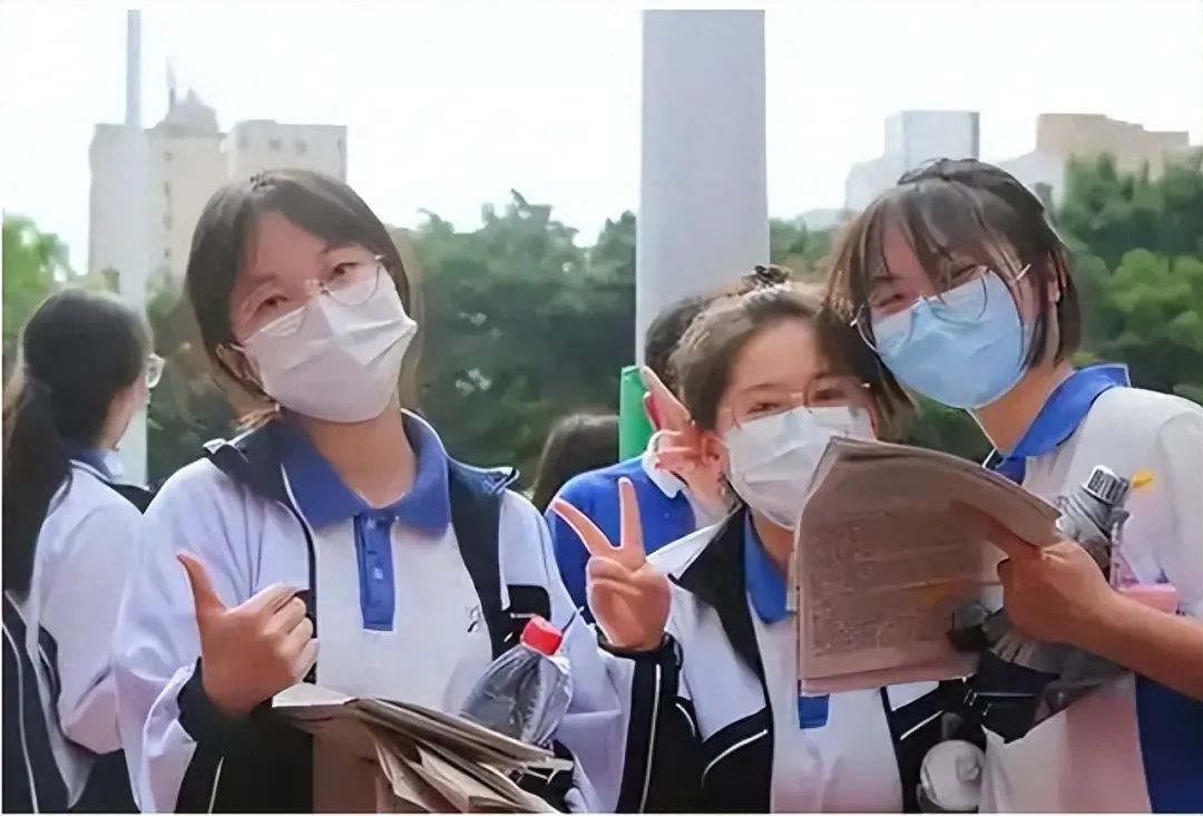 考生称数学太难了,2025高考数学太难？考生集体吐槽，出题老师回应亮了！