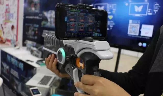 屏幕的ar操作界面看起来是非常的中二,很有代入感.