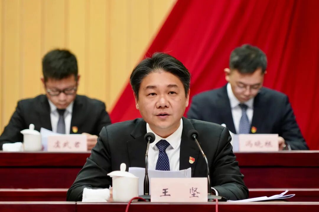 王坚强调,2023年,我们要让"拼经济,抓发展"成为桐乡的主旋律和最强音