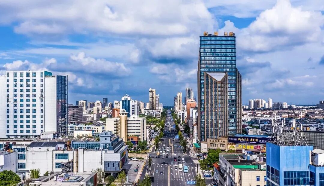 振兴东路首次通车曾经位于市区边缘地带的东部区域,如今已成为桐乡