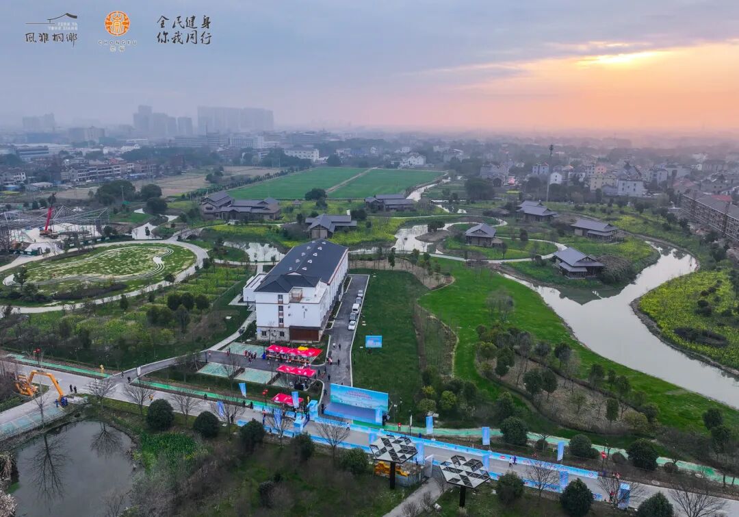 崇福镇党委委员姚斐帆表示,当天,众多嘉宾,参赛选手齐聚崇福的东安