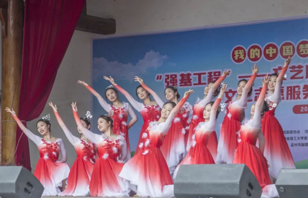 主持人:蔡小艺演出以欢快的群舞《盛世》拉开序幕,豫剧,曲剧,相声
