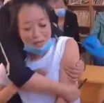 ▶妹子撩衣服打疫苗，笑死不管！