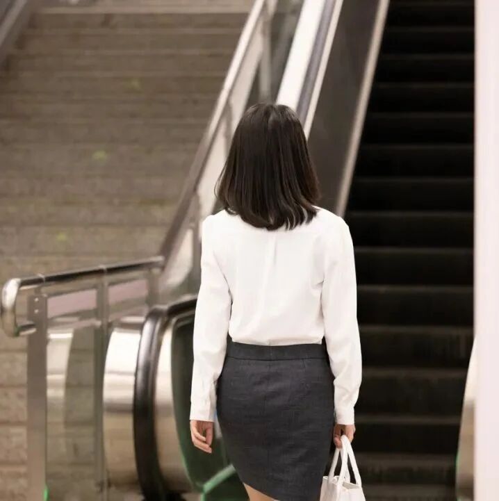 “刘强东最牛女助理”悄然走红，颜值不输奶茶妹妹，30岁出头名下公司427家……