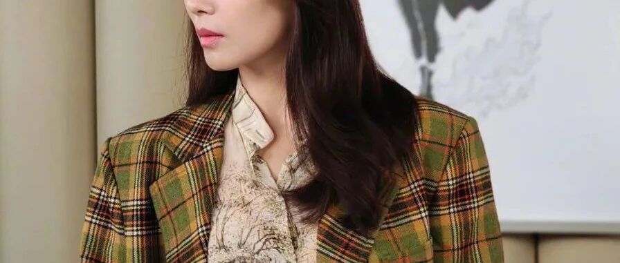 父母双亡、辍学、被卖、被骚扰...她的逆袭路究竟有多精彩？