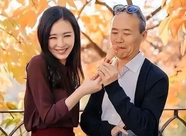 71岁王石街头吃肉夹馍！头发稀疏满脸皱纹，娇妻田朴珺一字马大秀身材（组图） - 20