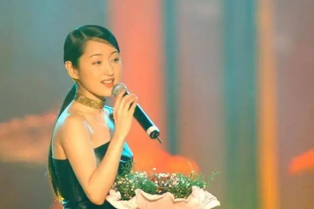 赖文峰与小23岁娇妻秀恩爱！一身名牌好贵气，气质神似前任杨钰莹（组图） - 2
