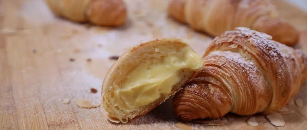 这款酥脆芝士羊角面包里，黄油味太香了。