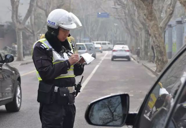 沒帶駕駛證遇到查車，拿出來這個，交警先跟你道歉 汽車 第2張