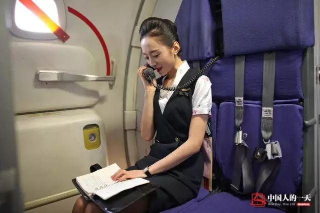 刘苗苗与同事做好起飞前的安全检查后,开始向乘客进行广播