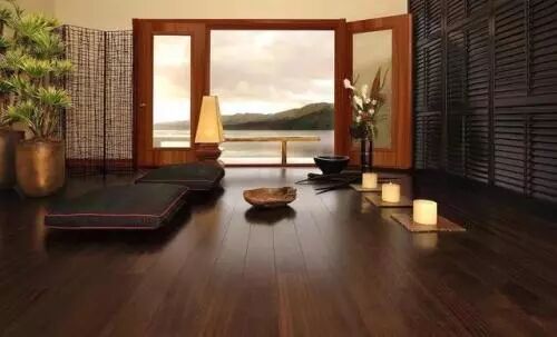 深色木地板太老气，那是你不懂搭配！