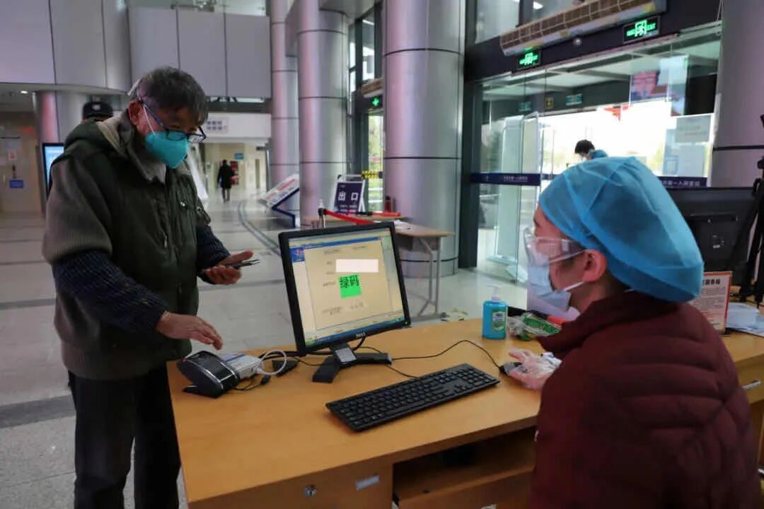 战疫·平湖丨就医新体验 平湖一院启用读“卡”验“码”