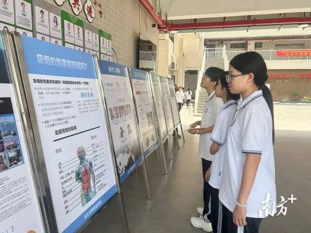 现场布设的健康科普展板。
