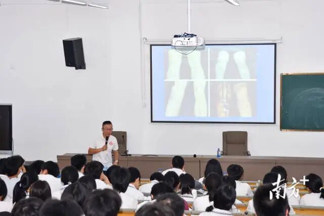 专业医生作运动主题健康科普。