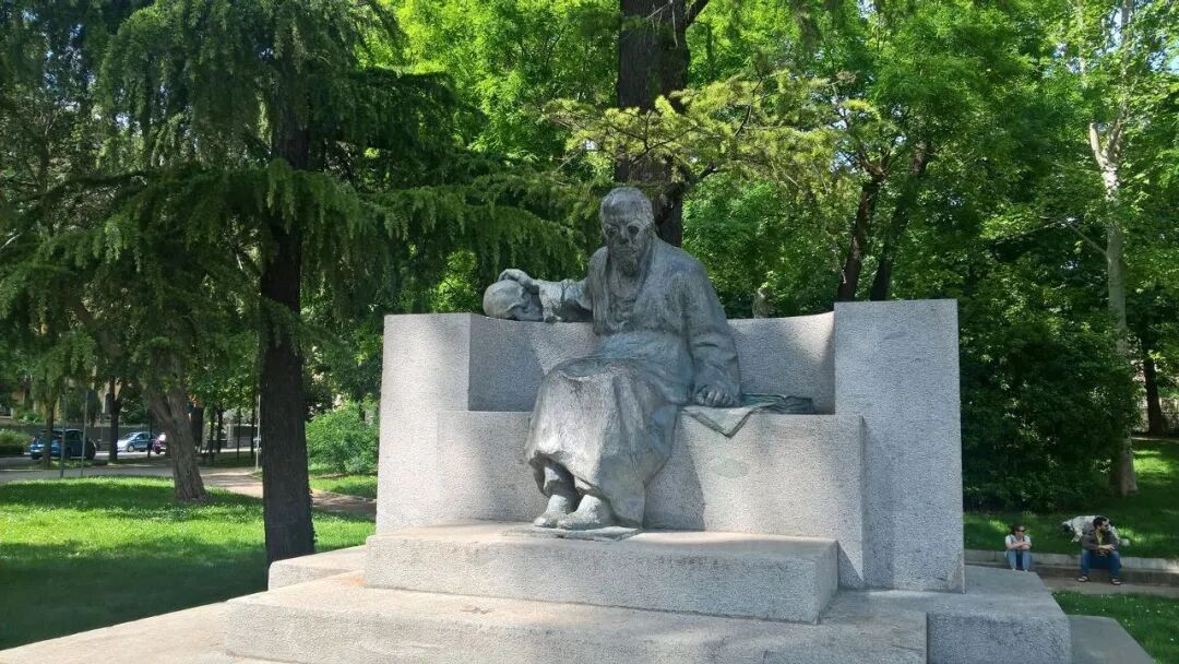 龙勃罗梭纪念像弗洛伊德的观点则有些不同。在他从近19世纪时期到第一次