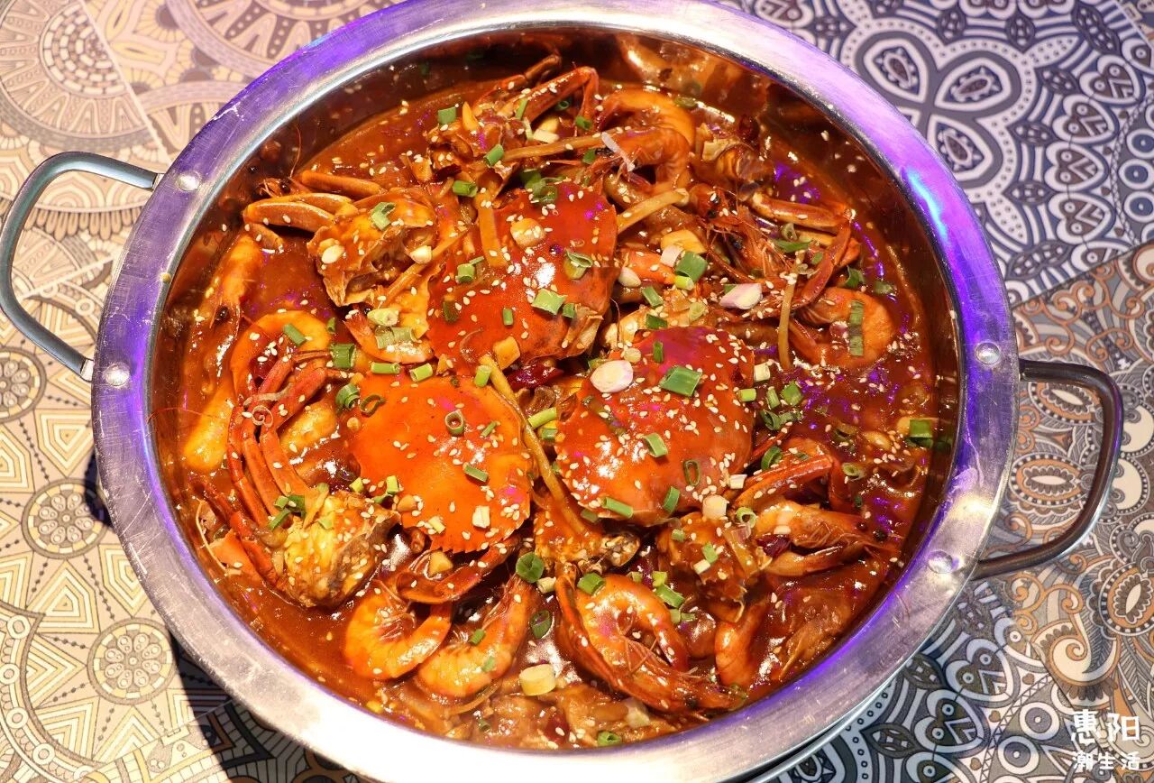超人气虾蟹煲,新鲜的 孟加拉 蟹肉 ,明虾搭配销魂的酱汁, 绝壁是蟹煲
