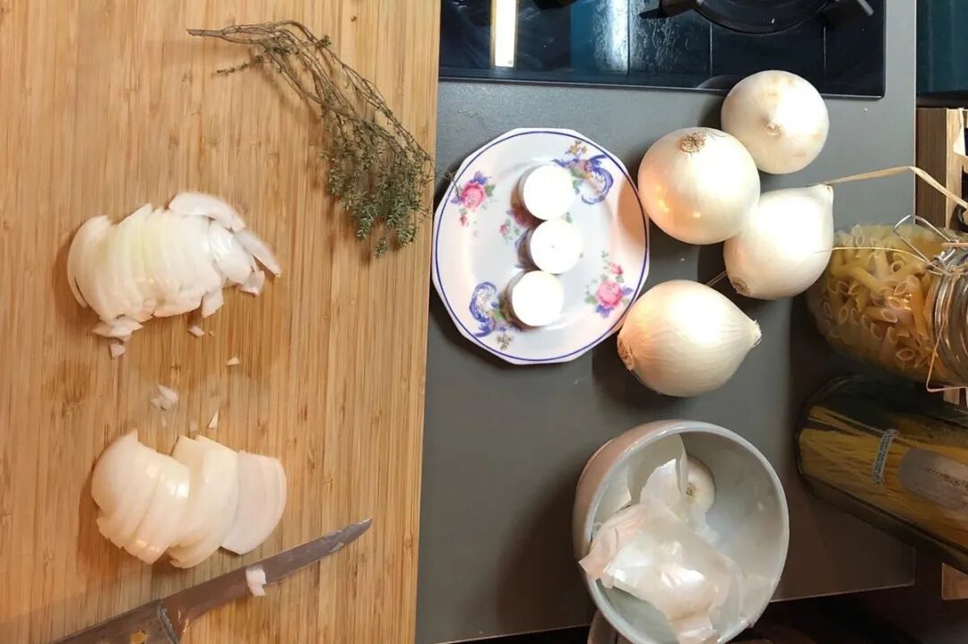 听 | 美食侦探社 | 两颗洋葱就能做一顿营养餐——法国洋葱汤