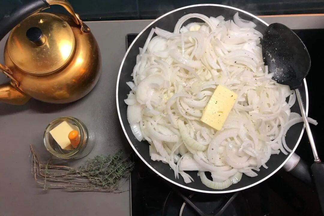 听 | 美食侦探社 | 两颗洋葱就能做一顿营养餐——法国洋葱汤